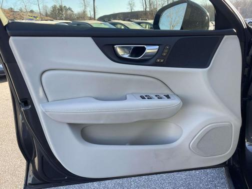 2023 Volvo S60 B5 Plus Dark Theme