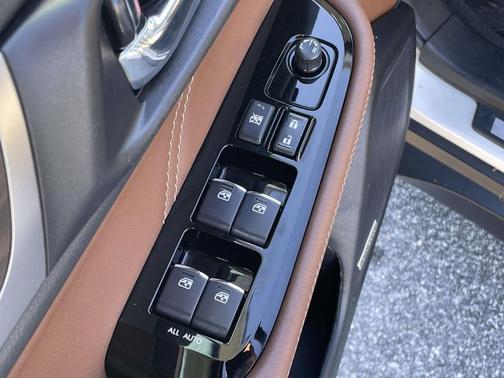 Crystal White Pearl 2019 Subaru Outback 3.6R Touring