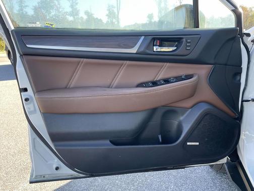 Crystal White Pearl 2019 Subaru Outback 3.6R Touring