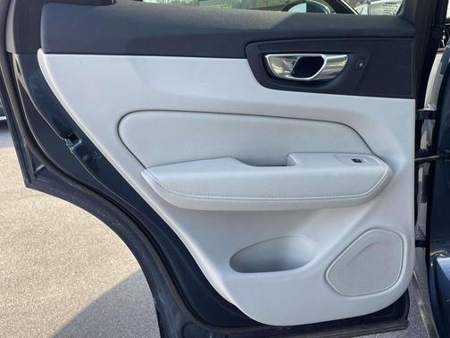 2021 Volvo XC60 Recharge Plug-In Hybrid T8 Inscription Expression