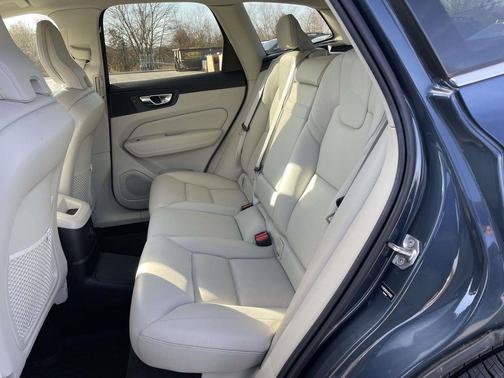 2021 Volvo XC60 Recharge Plug-In Hybrid T8 Inscription Expression