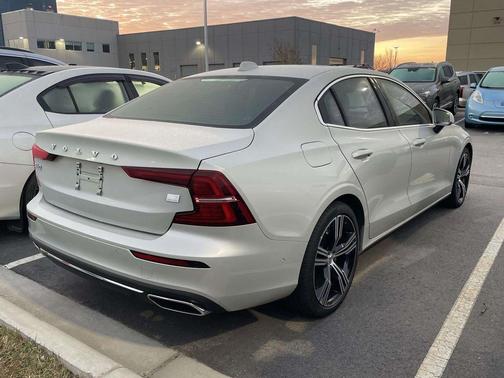 2022 Volvo S60 Recharge Plug-In Hybrid T8 Inscription Extended Range