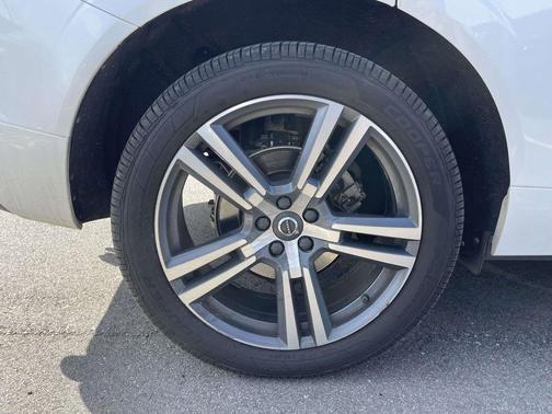 Crystal White Metallic 2020 Volvo XC60 T5 Momentum