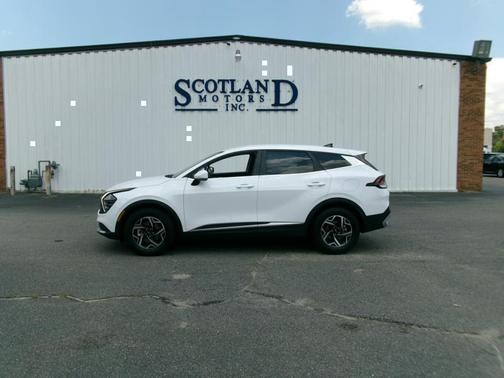 Glacial White Pearl 2025 Kia Sportage LX