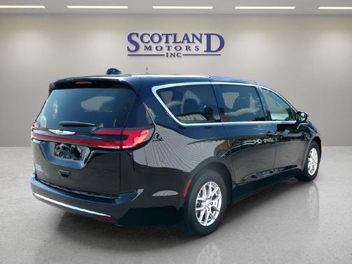 Diamond Black Crystal Pearlcoat 2025 Chrysler Pacifica L