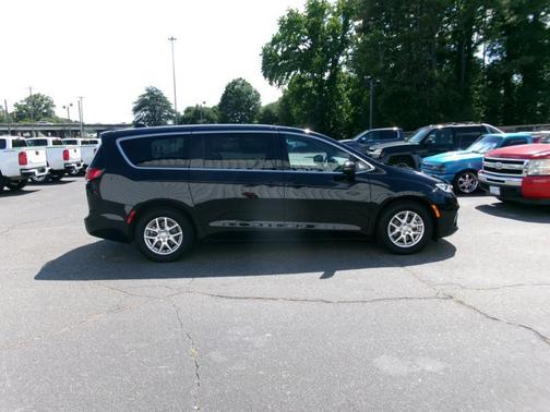 Diamond Black Crystal Pearlcoat 2025 Chrysler Pacifica L