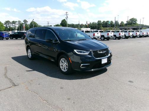 Diamond Black Crystal Pearlcoat 2025 Chrysler Pacifica L