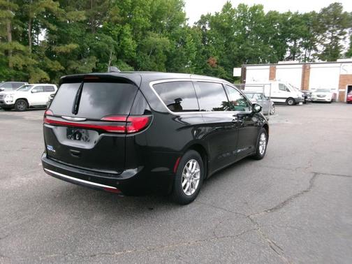 Brilliant Black Crystal Pearlcoat 2023 Chrysler Pacifica Touring L