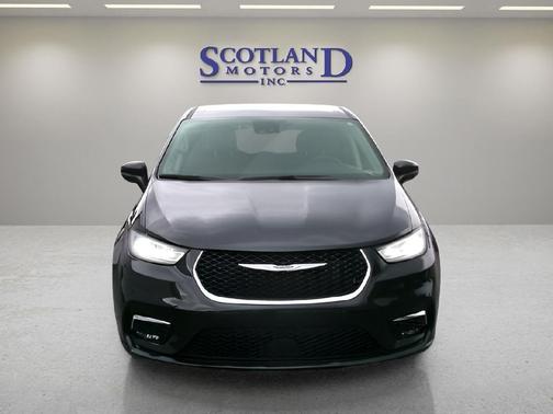 Brilliant Black Crystal Pearlcoat 2023 Chrysler Pacifica Touring L
