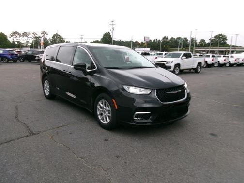Brilliant Black Crystal Pearlcoat 2023 Chrysler Pacifica Touring L
