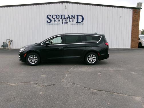 Brilliant Black Crystal Pearlcoat 2023 Chrysler Pacifica Touring L