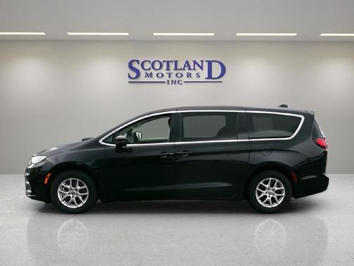 Brilliant Black Crystal Pearlcoat 2023 Chrysler Pacifica Touring L