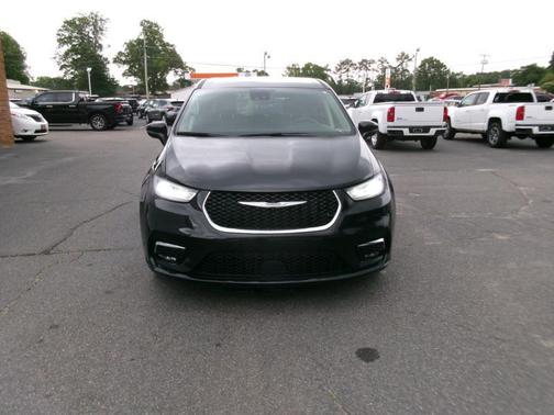 Brilliant Black Crystal Pearlcoat 2023 Chrysler Pacifica Touring L