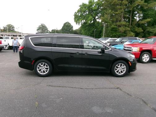 Brilliant Black Crystal Pearlcoat 2023 Chrysler Pacifica Touring L