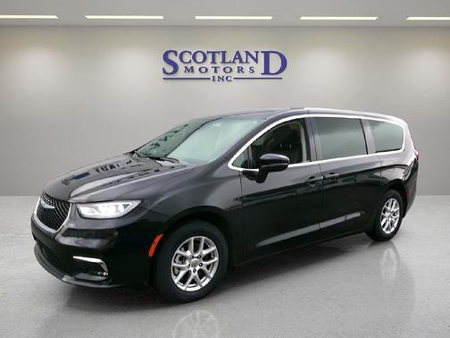 Brilliant Black Crystal Pearlcoat 2023 Chrysler Pacifica Touring L