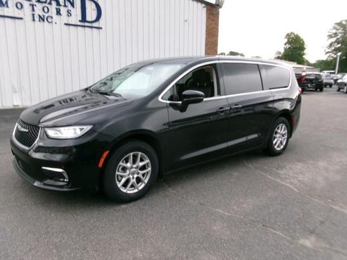 Brilliant Black Crystal Pearlcoat 2023 Chrysler Pacifica Touring L