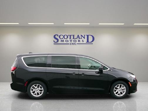 Brilliant Black Crystal Pearlcoat 2023 Chrysler Pacifica Touring L