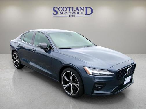 2024 Volvo S60 B5 Core Dark Theme