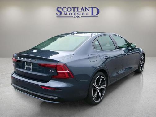 2024 Volvo S60 B5 Core Dark Theme