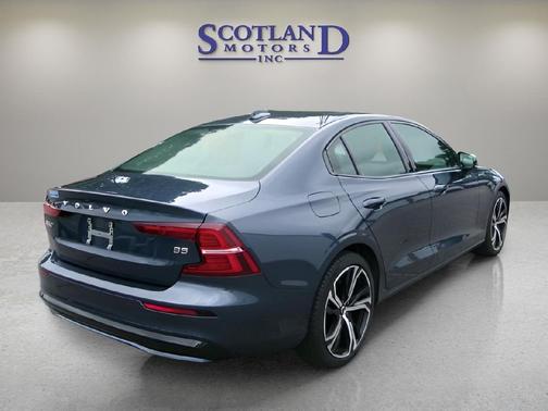 2024 Volvo S60 B5 Core Dark Theme