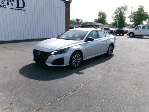 Brilliant Silver Metallic 2025 Nissan Altima 2.5 SV