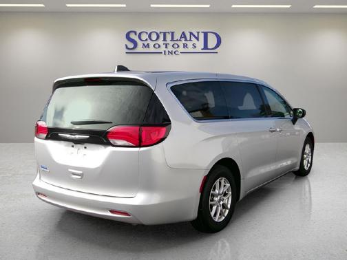 2024 Chrysler Voyager LX