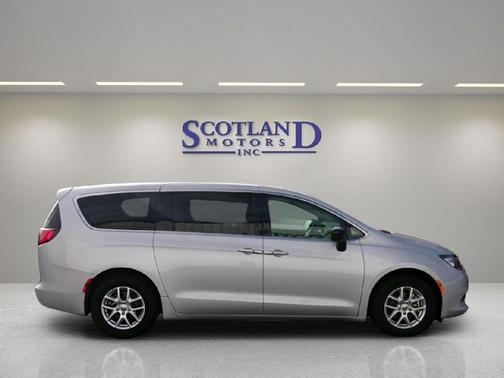 2024 Chrysler Voyager LX