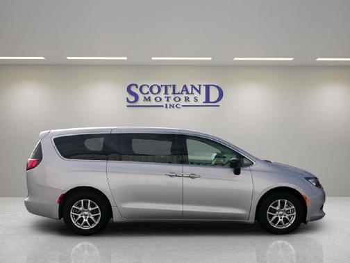 2024 Chrysler Voyager LX