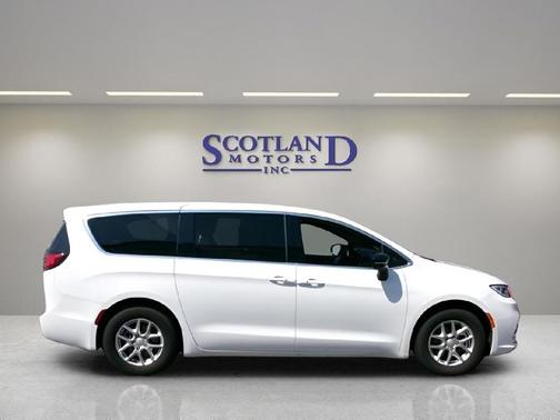 Bright White Clearcoat 2025 Chrysler Pacifica L