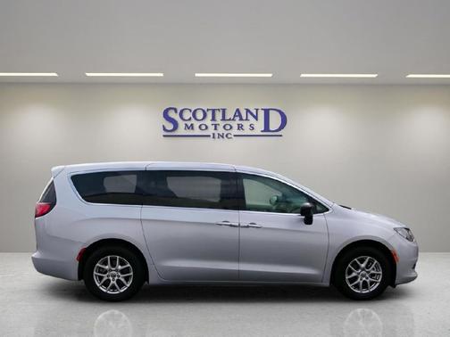 2024 Chrysler Voyager LX