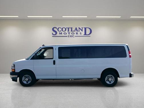 Summit White 2018 Chevrolet Express 3500 LT