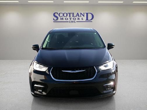 BLACK 2024 Chrysler Pacifica Touring L
