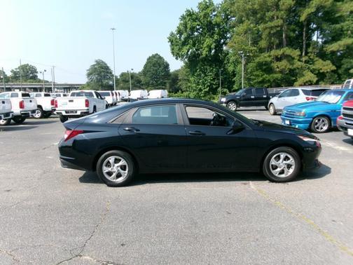 Onyx Black 2023 Hyundai ELANTRA SE