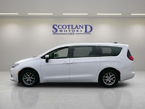 Bright White Clearcoat 2023 Chrysler Voyager LX