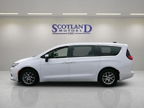 Bright White Clearcoat 2023 Chrysler Voyager LX