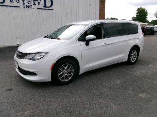 Bright White Clearcoat 2023 Chrysler Voyager LX