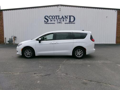 Bright White Clearcoat 2023 Chrysler Voyager LX