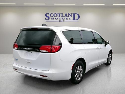 Bright White Clearcoat 2023 Chrysler Voyager LX