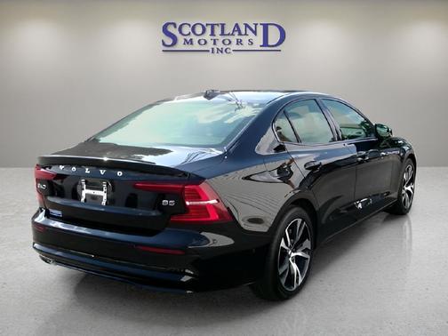 2024 Volvo S60 B5 Plus Dark Theme