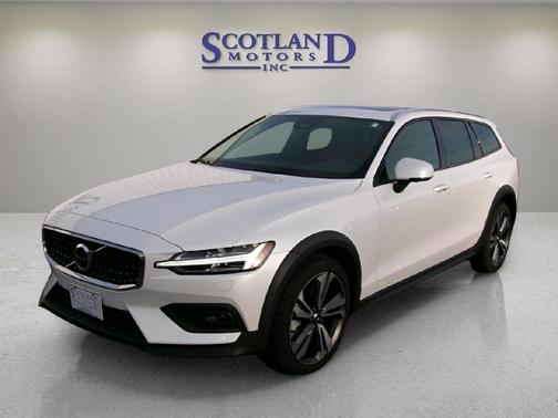 2025 Volvo V60 Cross Country B5 Plus