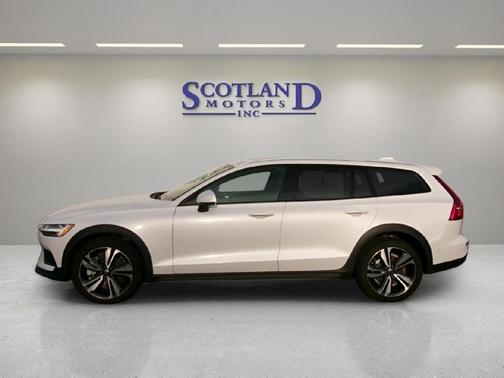 CRYSTAL WHITE 2025 Volvo V60 Cross Country B5 Plus