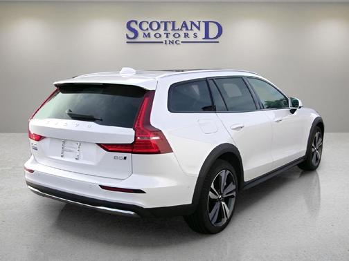 2025 Volvo V60 Cross Country B5 Plus
