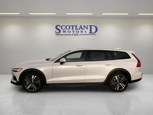 2025 Volvo V60 Cross Country B5 Plus