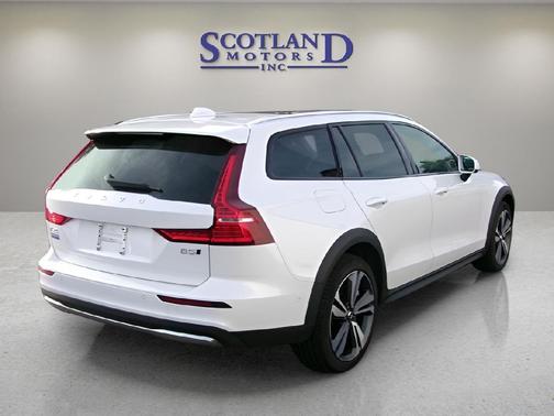 2025 Volvo V60 Cross Country B5 Plus