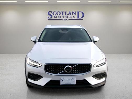 CRYSTAL WHITE 2025 Volvo V60 Cross Country B5 Plus