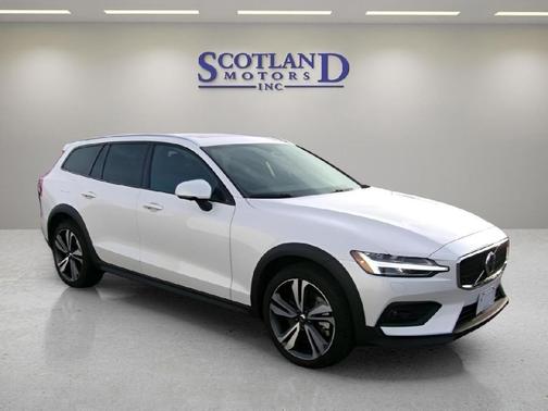 CRYSTAL WHITE 2025 Volvo V60 Cross Country B5 Plus
