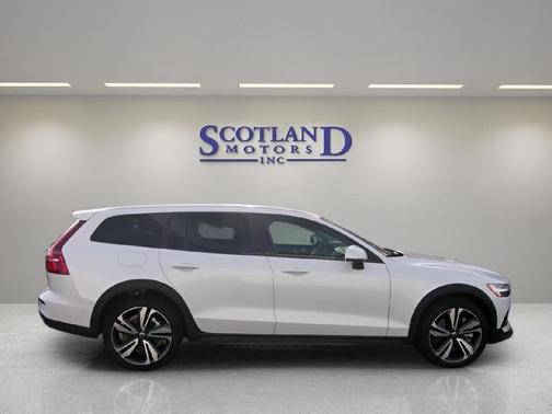 CRYSTAL WHITE 2025 Volvo V60 Cross Country B5 Plus