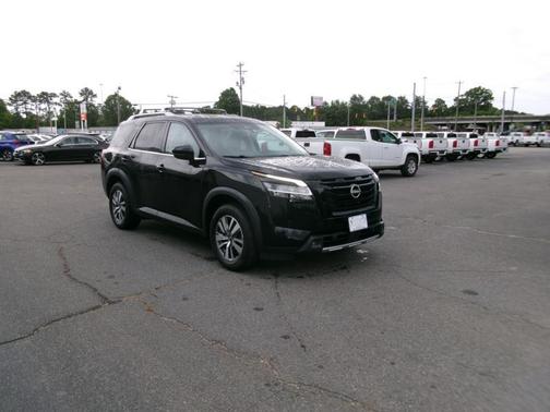 Super Black 2023 Nissan Pathfinder SL 4WD