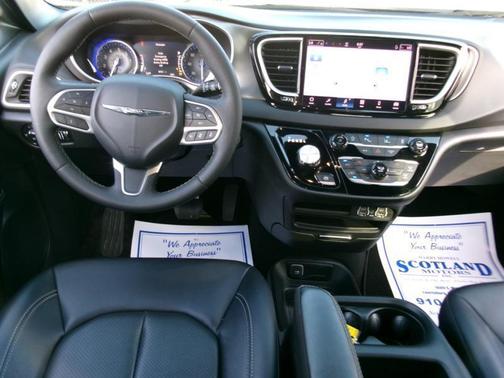 Diamond Black Crystal Pearlcoat 2025 Chrysler Pacifica L