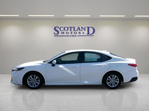 WHITE 2025 Toyota Camry XLE